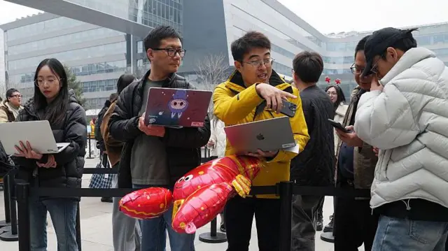 在北京排队装龙虾的人们