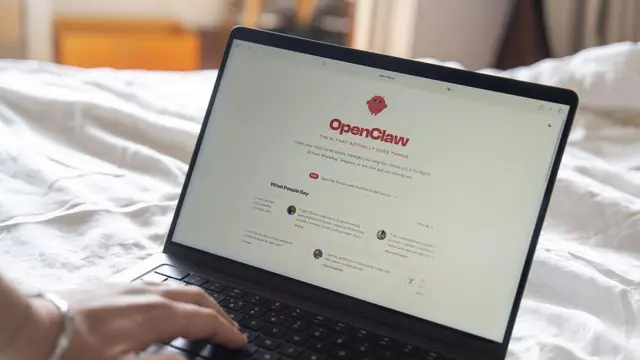床上的电脑已经安装了 OpenClaw