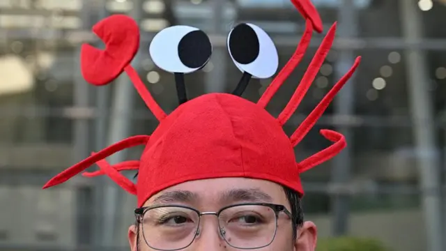 一位头戴龙虾帽的男子